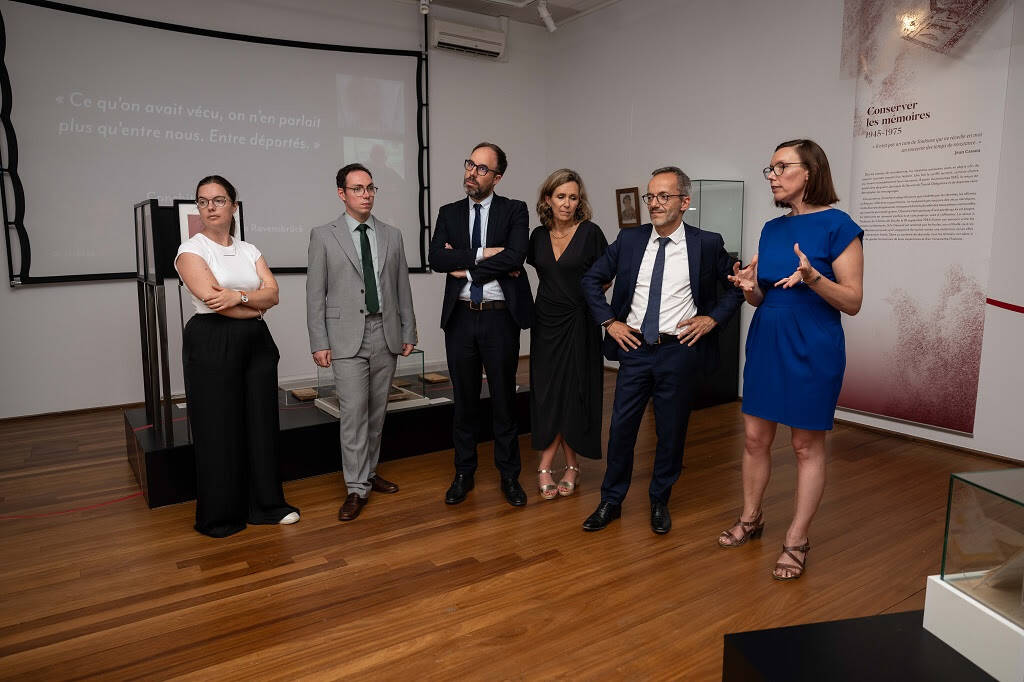 De droite à gauche : Chloé Théault, nouvelle directrice du Musée départemental de la Résistance et de la Déportation - Sébastien Vincini, président du Conseil départemental - Anne Boyer, vice-présidente en charge de la Culture - Vincent Gibert, vice-président en charge de l’Éducation, Vie associative, Valeurs de la République et Mémoire - Tristan Rouquet et Claire Léger, membres de l'équipe du musée.