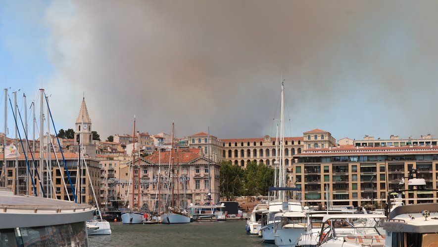 Incendie à Marseille : "Guérilla urbaine", "progression fulgurante", "oiseaux en flammes"… Bruno Retailleau se rend sur place pour mesurer l’ampleur du désastre