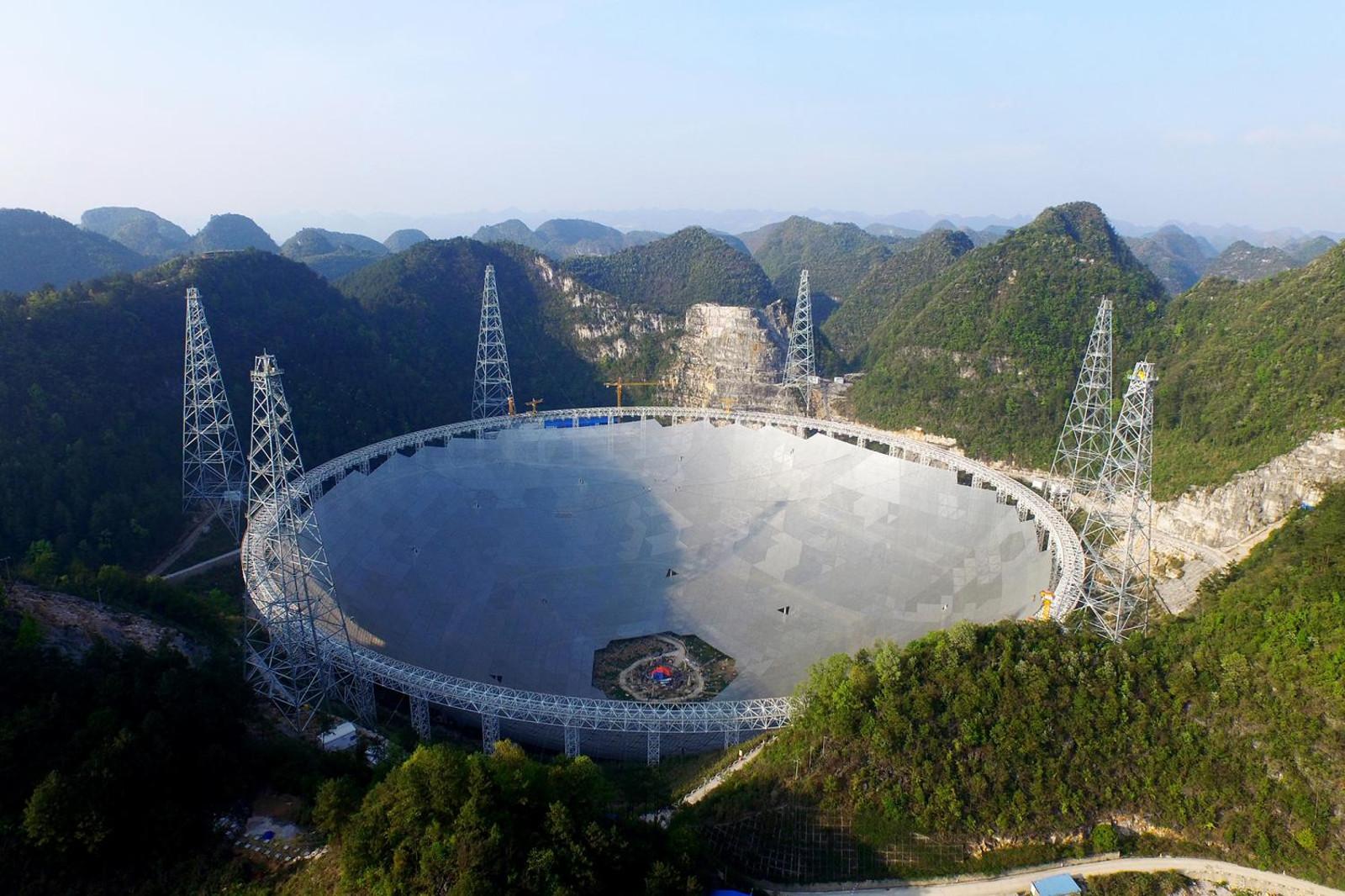 Photographie aérienne du radiotélescope Fast, d'un diamètre de 500 mètres, situé dans la province de Guizhou, au sud-ouest de la Chine. © NAOC