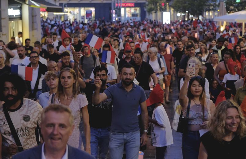La retraite aux flambeaux précède les spectacles son et lumière au château d’eau de la place royale du Peyrou.