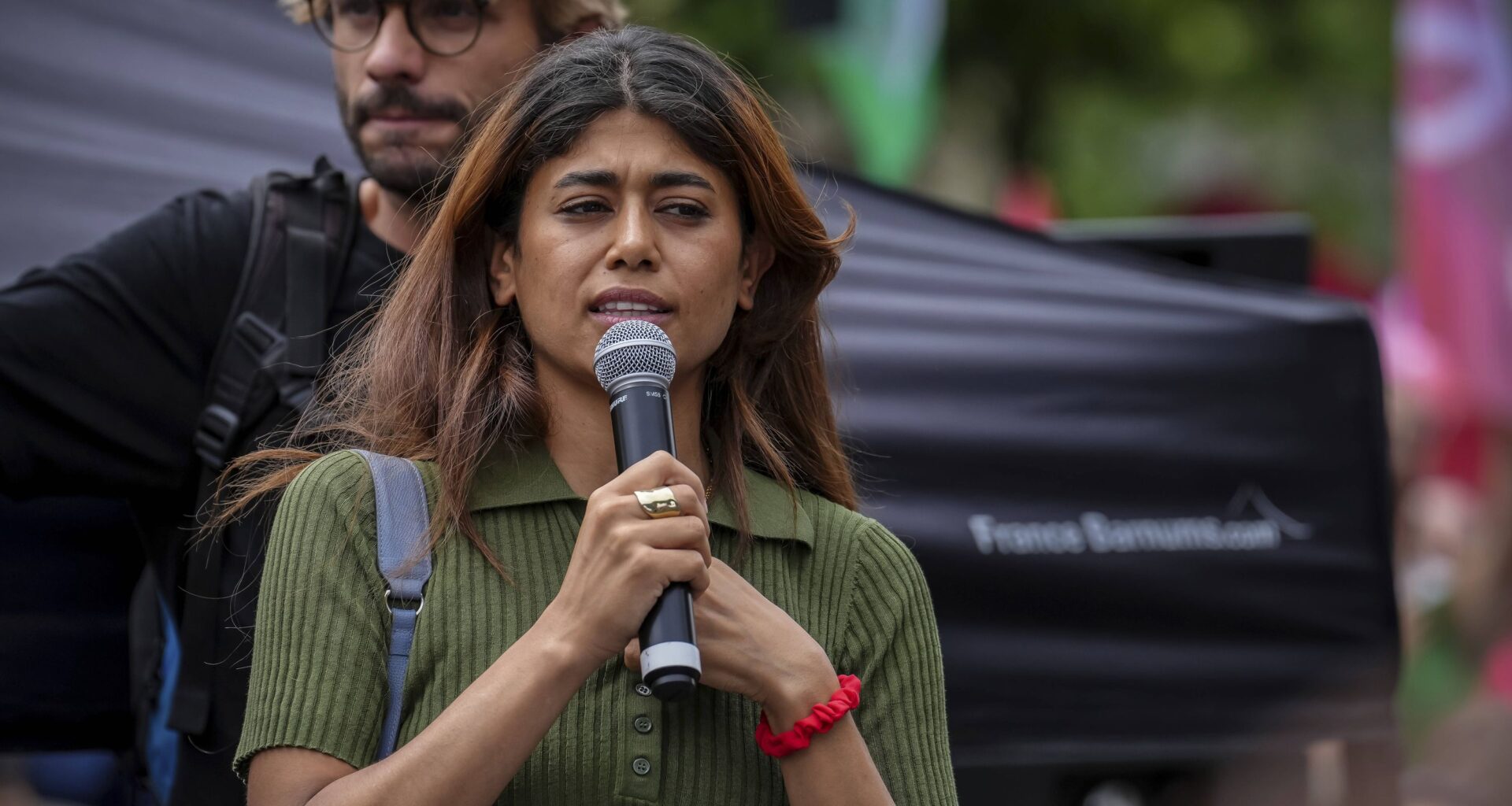 Rima Hassan détourne la célèbre peinture avec… un drapeau palestinien