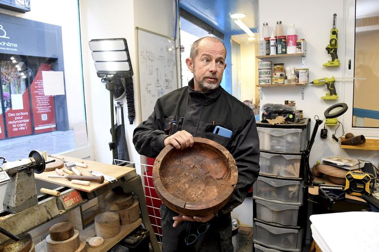 Le sculpteur tourneur sur bois Guy du Toit présente ses créations en bois de Kauri, originaire de Nouvelle-Zélande.