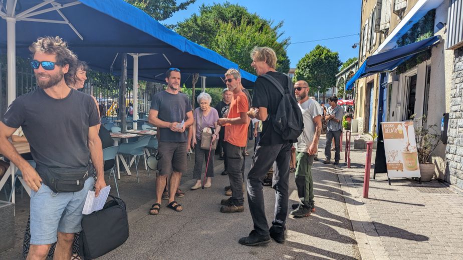 Dans les rues, les réactions sont contrastées. Des passants s’arrêtent, écoutent. Une commerçante fronce les sourcils : "On ne comprend pas ce que vous dites, ça ne sert à rien."
