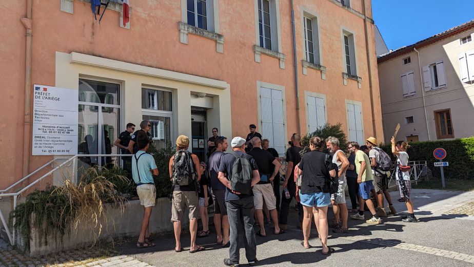 "On demande à être reçus en urgence", crie une éleveuse au mégaphone, mais personne ne sort…