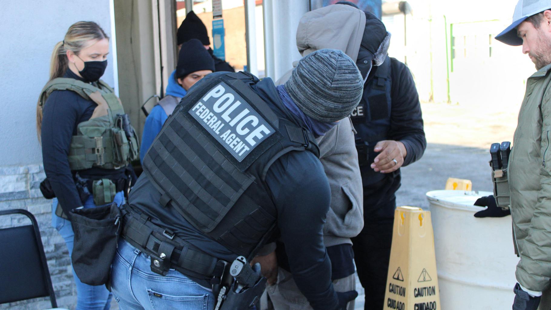 Aux États-Unis, un ouvrier meurt après une descente de la police de l’immigration près de Los Angeles