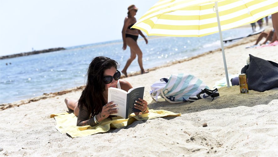 Quels sont les livres qui s’invitent sur les serviettes des touristes au Grau-du-Roi ?