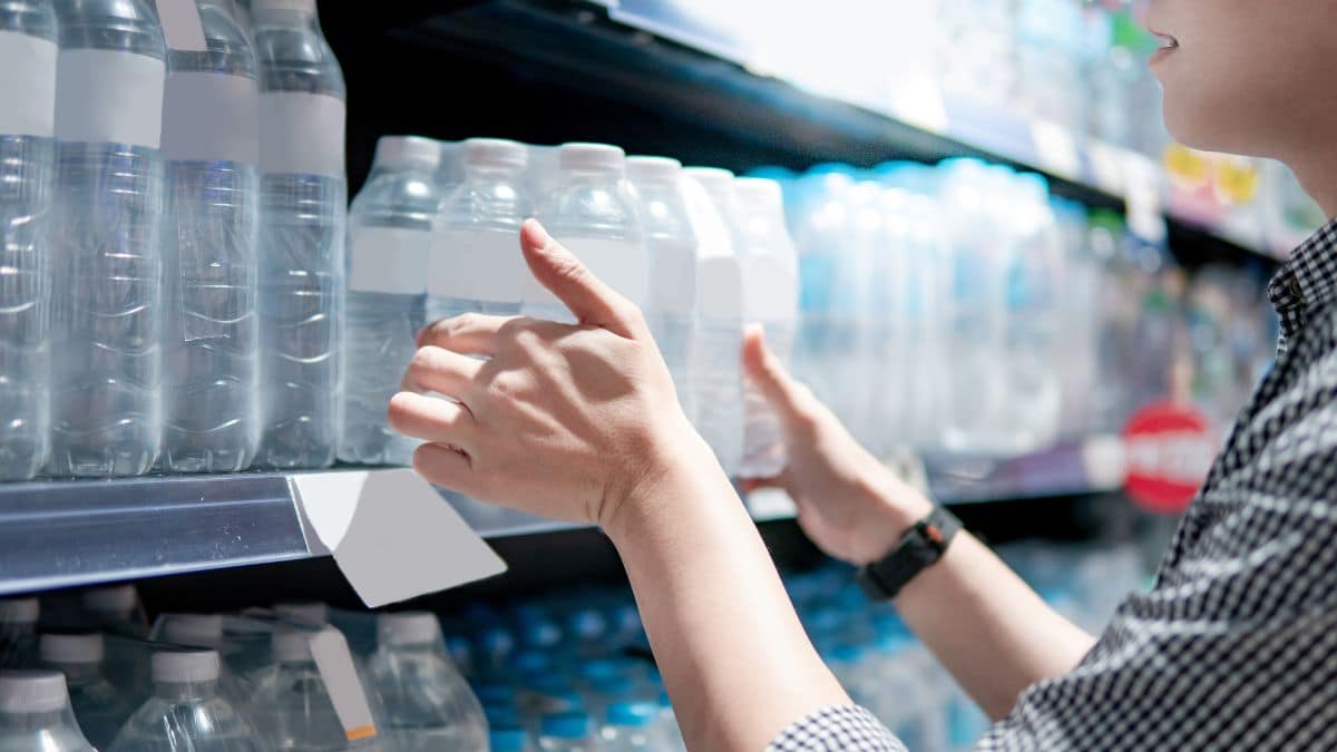 C’est la seule eau en bouteille sans microplastiques selon une étude et vous ne l’achèterez plus par hasard