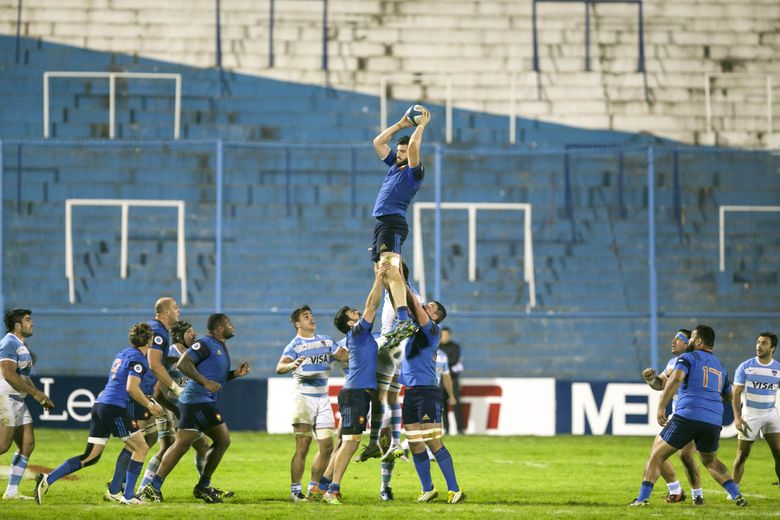 Loann Goujon (ballon en main) évoque l'ambiance particulière de la tournée des Bleus en Argentine, en 2016.
