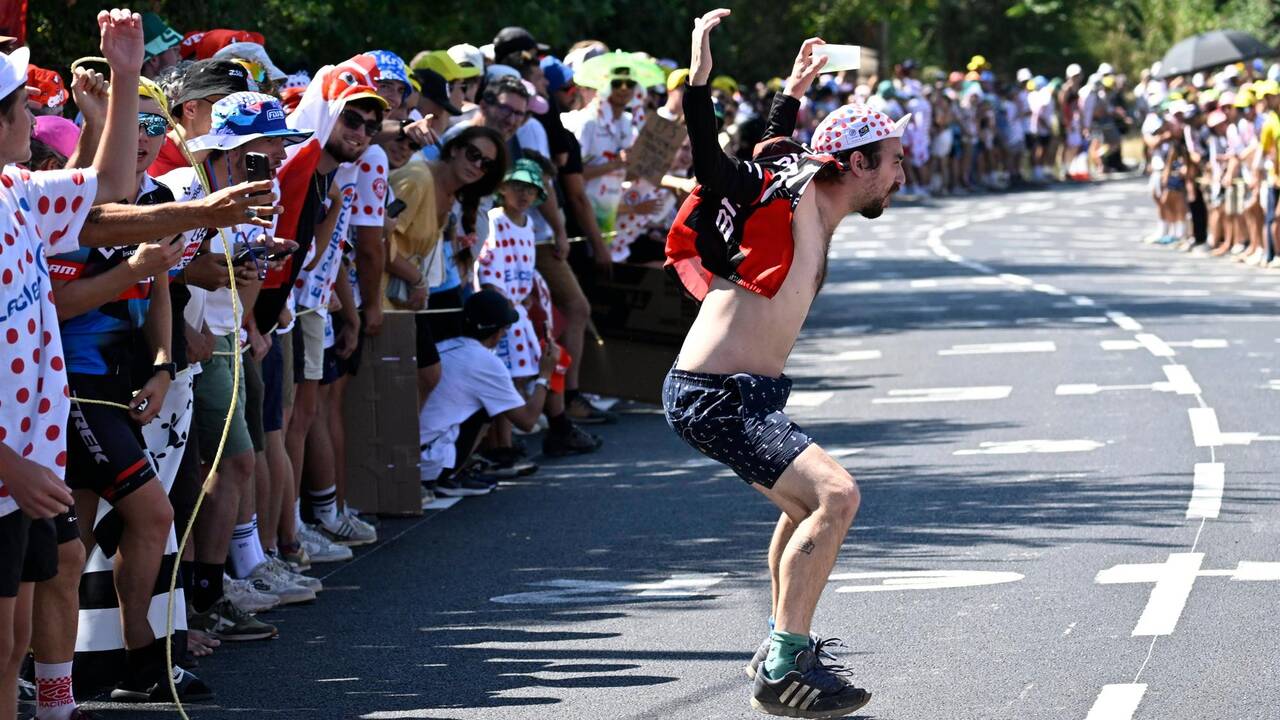 Des enfants de toutes les couleurs, un vieux dans l’arbre et des requins: le Tour de France transforme Toulouse en Alpe d’Huez