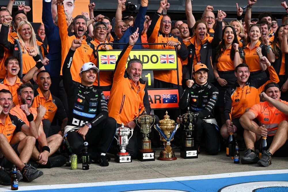 Zak Brown au milieu de Lando Norris et Oscar Piastri.