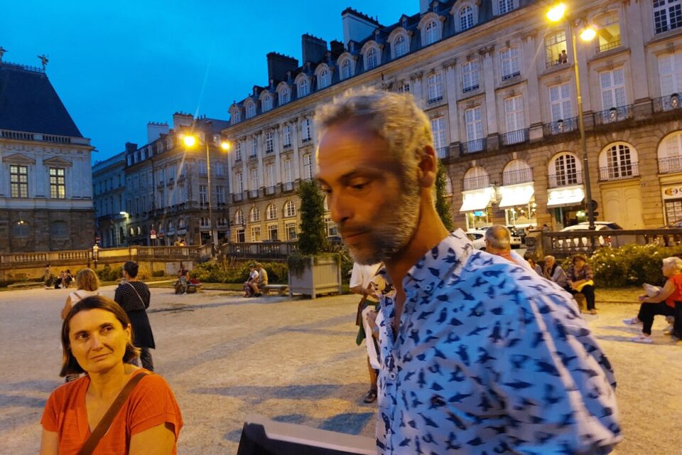 Le street-artiste rennais Heol et la directrice du Musée de Bretagne, Céline Hanas, ont collaboré à la création du nouveau spectacle des projections sur le Parlement de Bretagne.