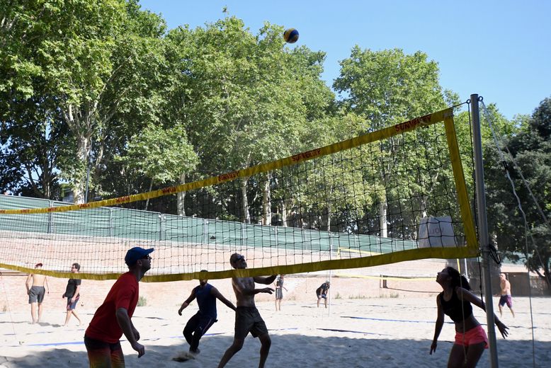 Les parties de beach-volley à Toulouse Plages offre du beau spectacle.