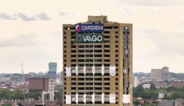 une tour d’habitation de 95 mètres dynamitée à Loos