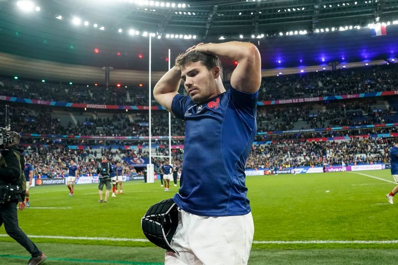 Antoine Dupont, abattu, lors du quart de finale de la Coupe du monde de rugby 2023 entre la France et l’Afrique du Sud, au Stade de France, le 15 octobre 2023.