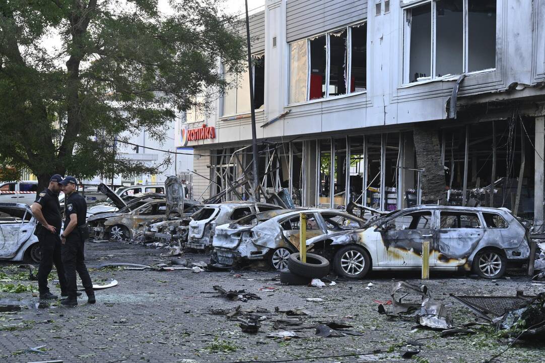 Des policiers inspectent les voitures endommagées dans une zone résidentielle après une attaque de drone russe à Odessa, en Ukraine, le mardi 22 juillet 2025. — © Michael Shtekel / keystone-sda.ch