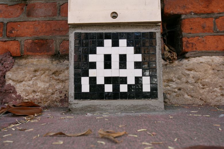 Petit montre en mosaïques signé Invader.