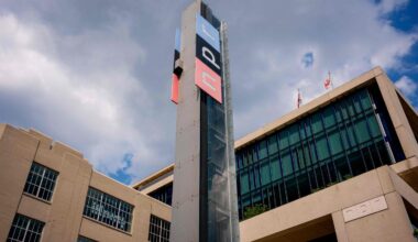 la directrice de l’information de la radio publique NPR démissionne, peu après la coupe des financements par l’administration Trump