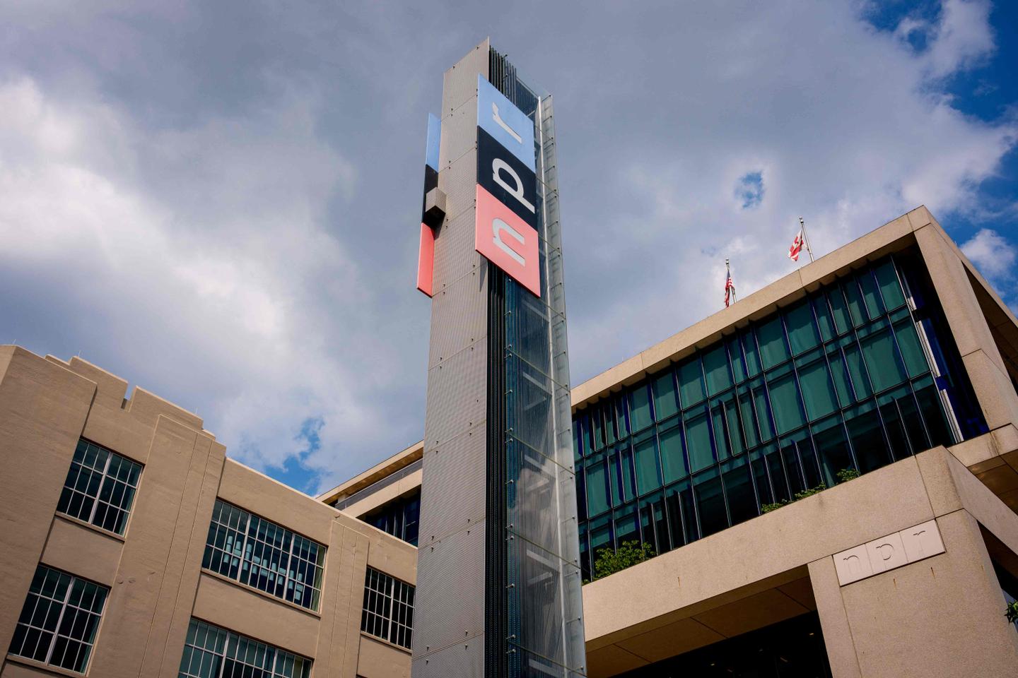 la directrice de l’information de la radio publique NPR démissionne, peu après la coupe des financements par l’administration Trump