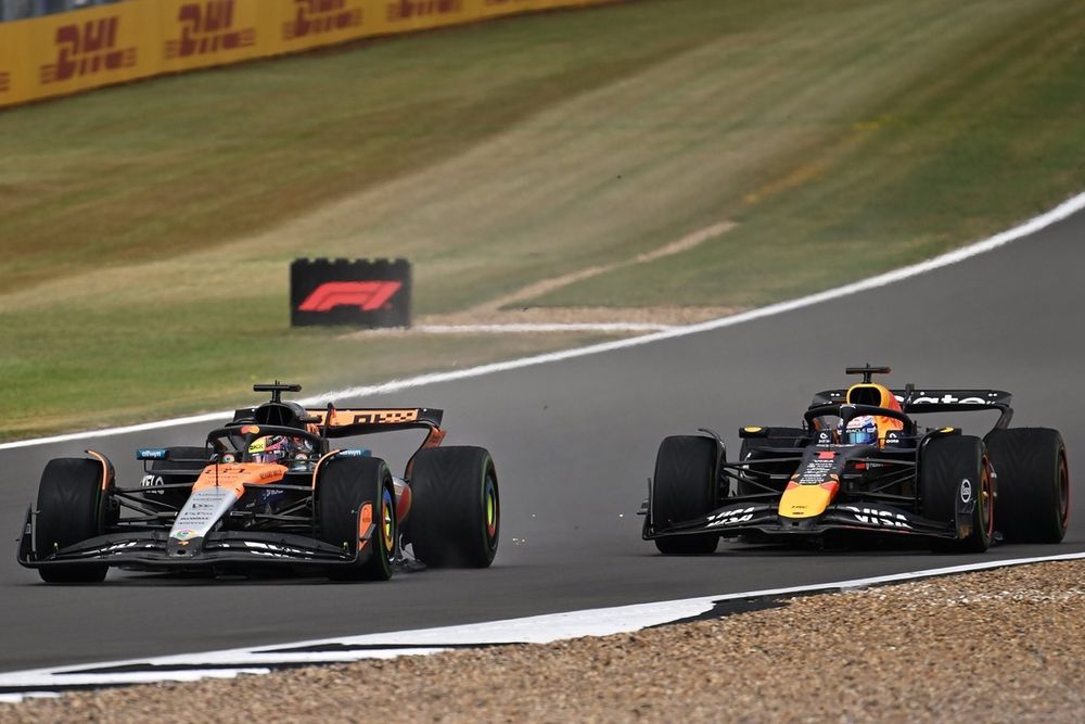Oscar Piastri (McLaren) devant Max Verstappen (Red Bull) à Silverstone.