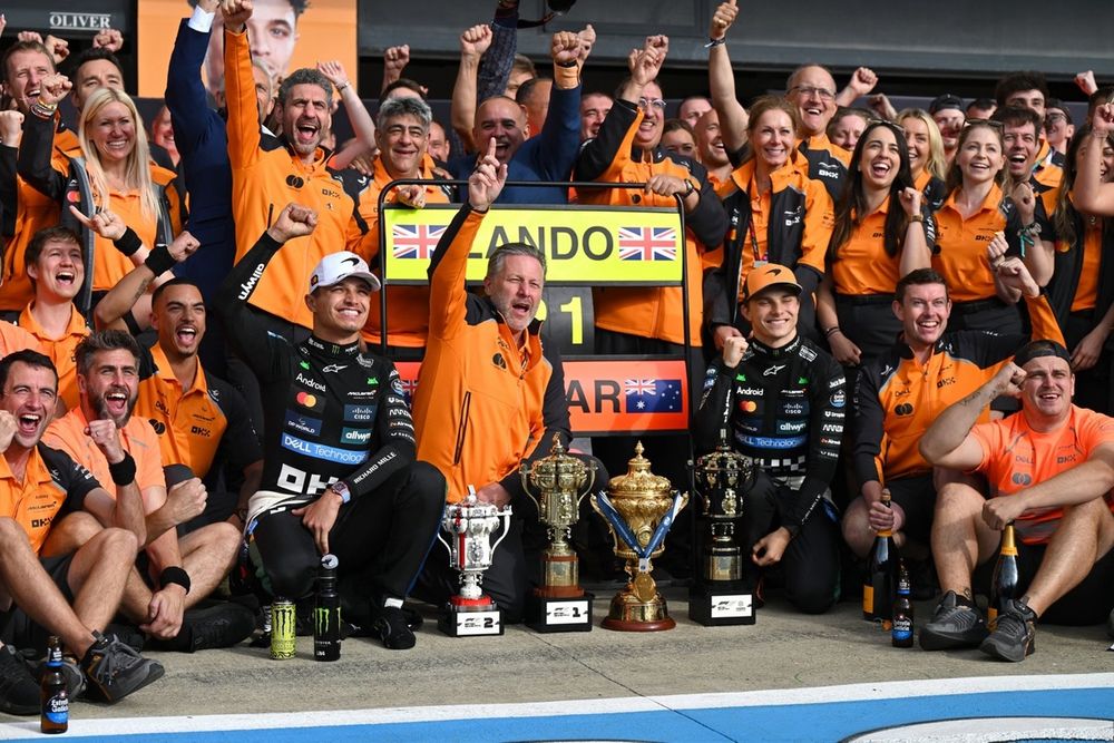 McLaren fêtant son doublé à Silverstone.