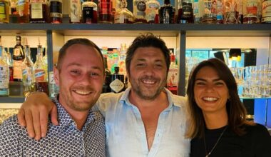 L’image du jour : un All Black derrière le comptoir, Byron Kelleher de passage à Rodez !