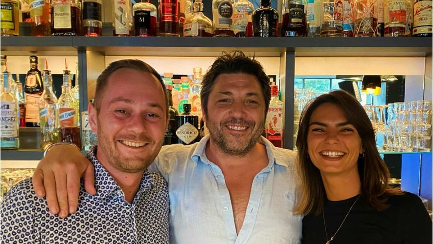 L’image du jour : un All Black derrière le comptoir, Byron Kelleher de passage à Rodez !