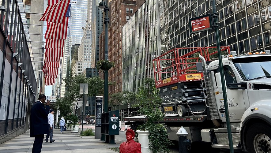 Trump surgit des égouts à New York : l’artiste toulousain, James Colomina, frappe fort en plein Manhattan