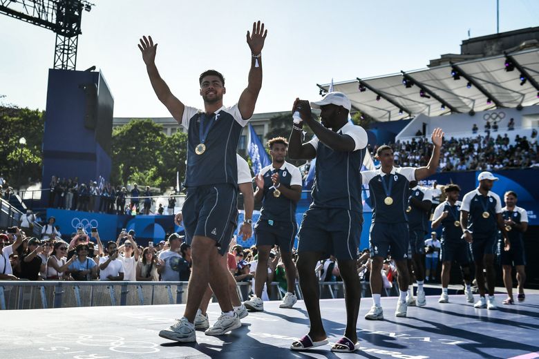 Antoine Zeghdar médaille d’or autour du cou.