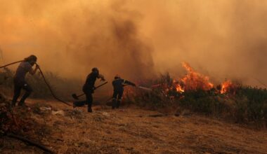 En Grèce, les pompiers luttent depuis deux jours contre d’impressionnants incendies