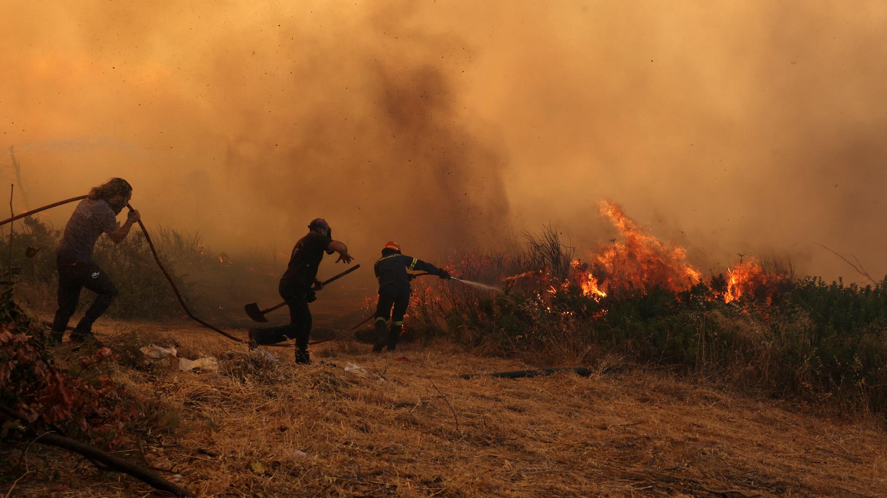 En Grèce, les pompiers luttent depuis deux jours contre d’impressionnants incendies