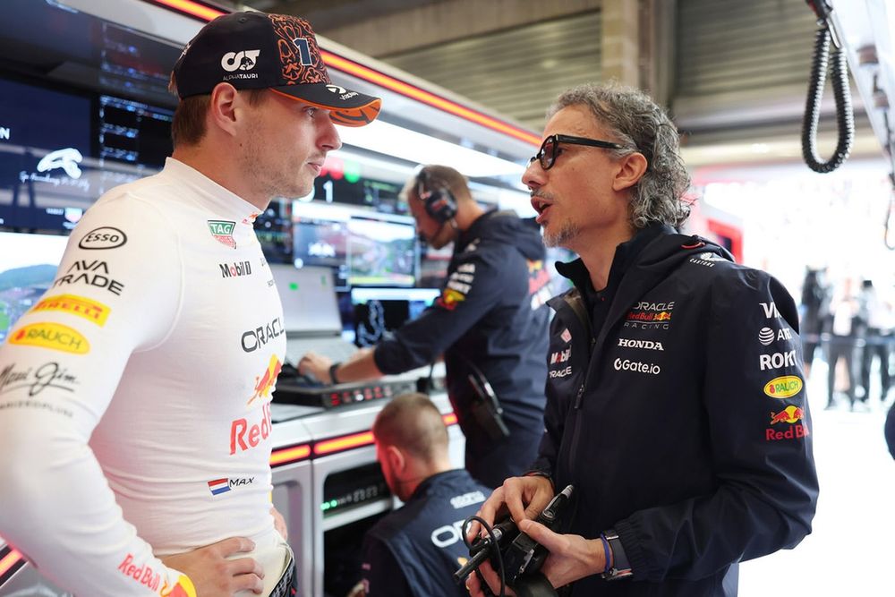 Max Verstappen en discussion avec Laurent Mekies.