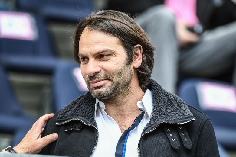 En 2020, l’ASBH est un géant endormi qui végète en Pro D2 et a plusieurs dettes. Les deux présidents en place Pierre-Olivier Valaize et Cédric Bistué sont enclins à vendre le club. Un projet avec entre autres Yannick Pons et Christophe Dominici, deux amis, émerge alors...