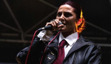 La chanteuse de Lulu Van Trapp termine son concert seins nus pour protester après une agression sexuelle