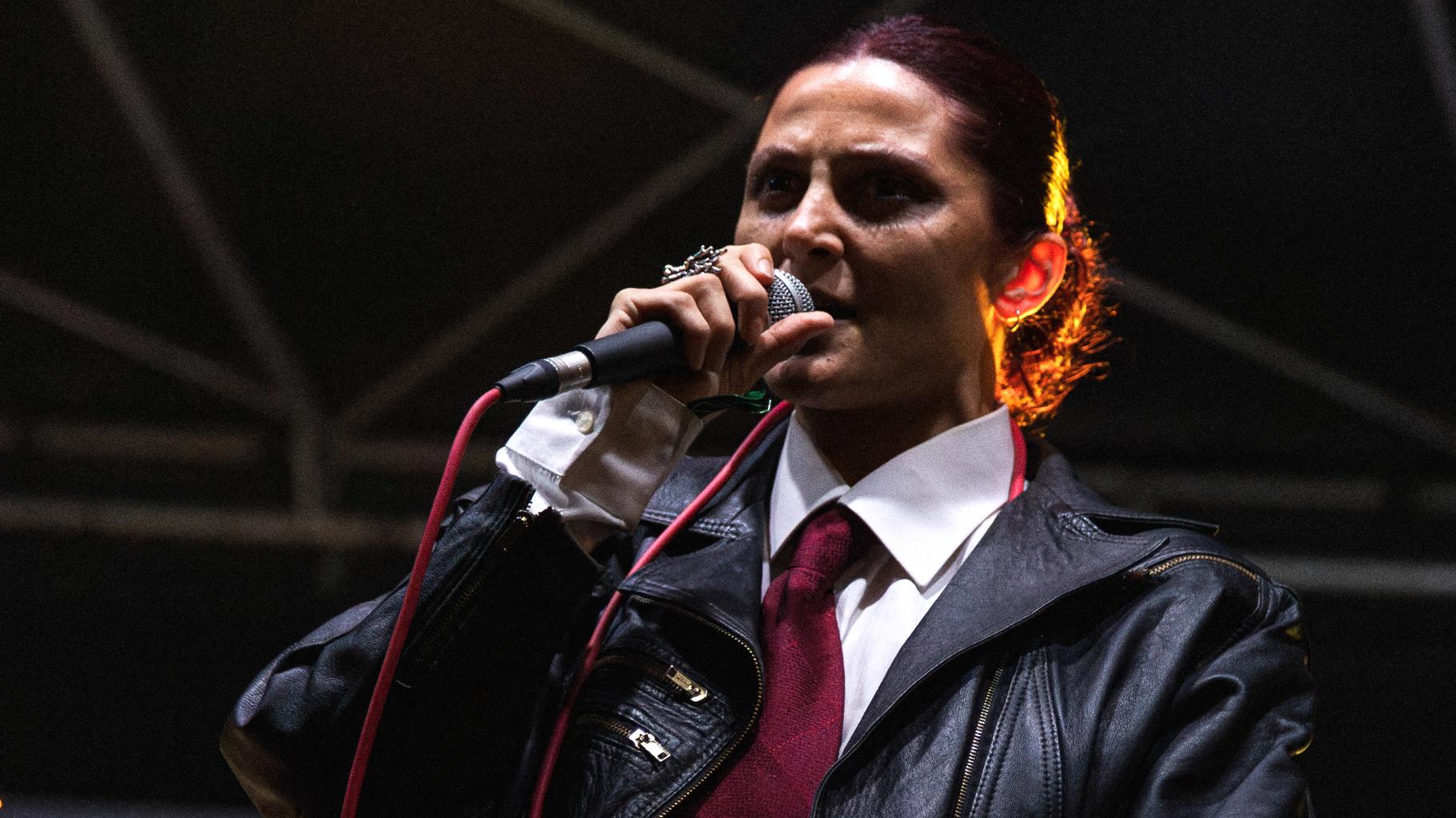 La chanteuse de Lulu Van Trapp termine son concert seins nus pour protester après une agression sexuelle