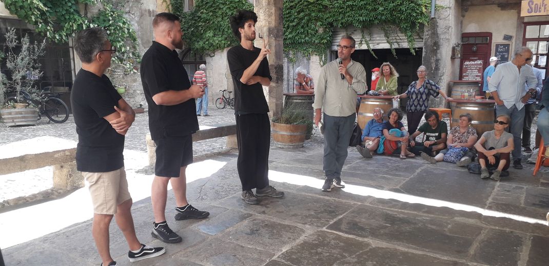 À droite, le directeur du Centre culturel de rencontres "Les arts de lire", Jean-Sébastien Steil, présentant la performance des poètes sourds Erwan Nomad et Arnoldas Matulis.