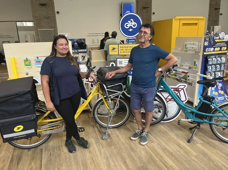 la Poste commercialise les anciens vélos électriques des facteurs