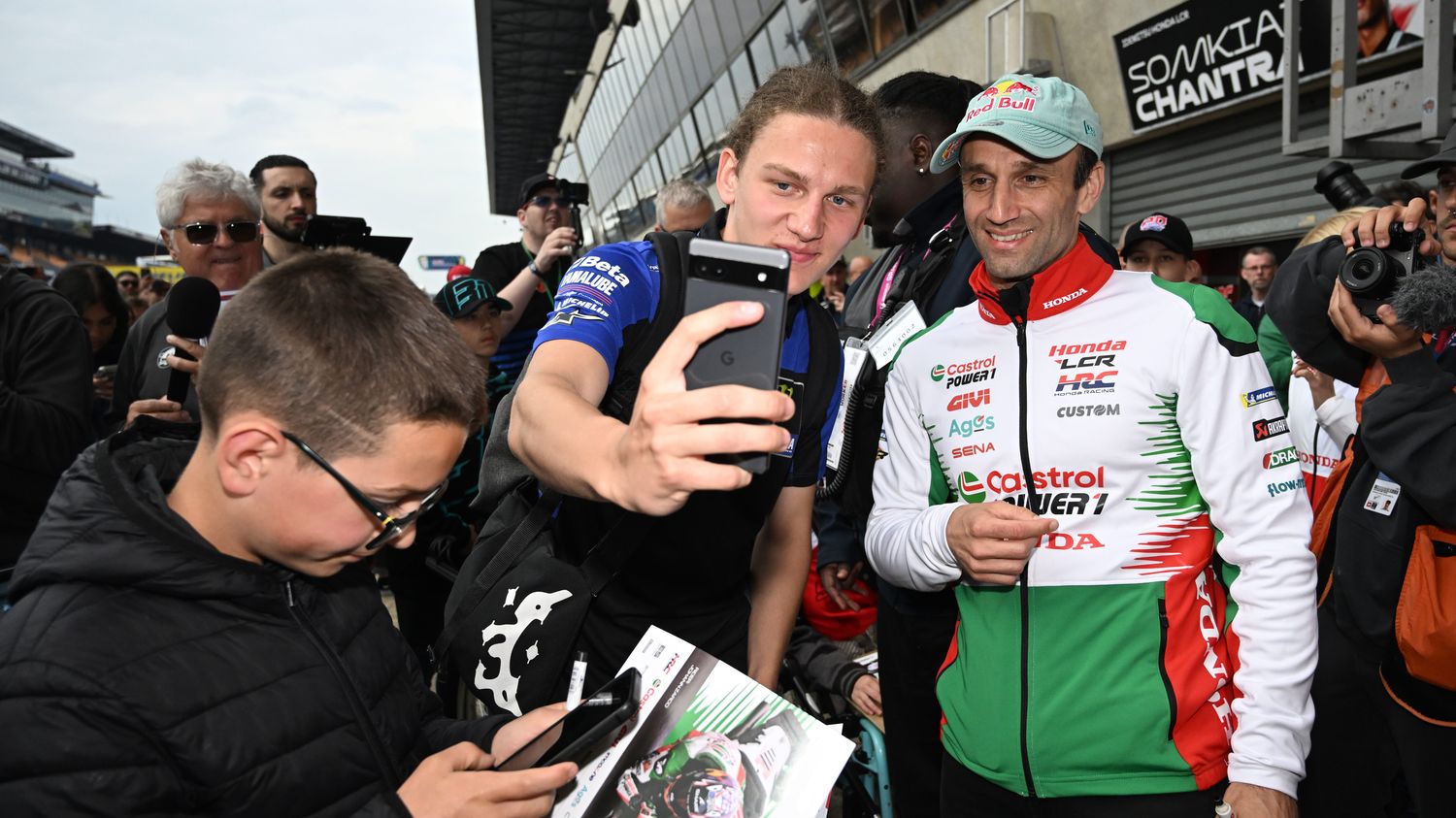 à l'occasion du Grand Prix de France de MotoGP, Johann Zarco invite pour la première fois sa maman à une course