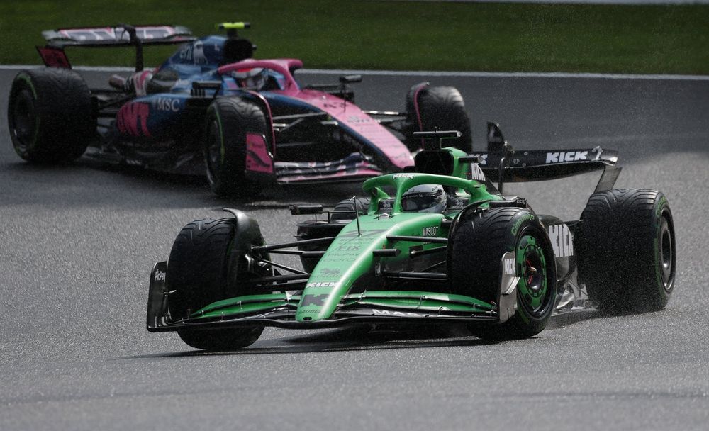 Nico Hülkenberg devant Pierre Gasly à Spa.