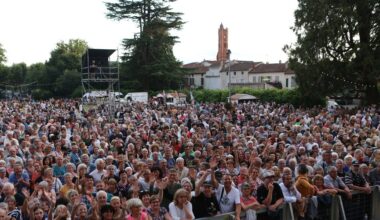 À 80 ans, Sheila électrise Saint-Cyr et trois générations de fans accourent
