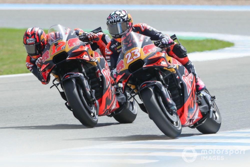 Maverick Vinales montre une manière inhabituelle de piloter la KTM.