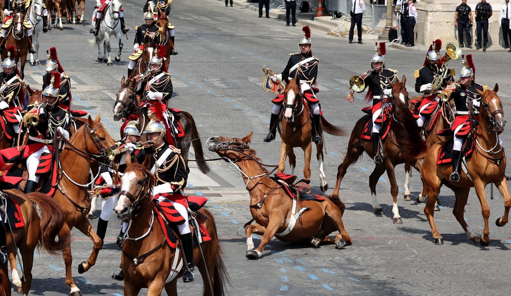 Chute d'un cheval, oreille coupée.... Les couacs du défilé du 14-Juillet sur les Champs-Élysées