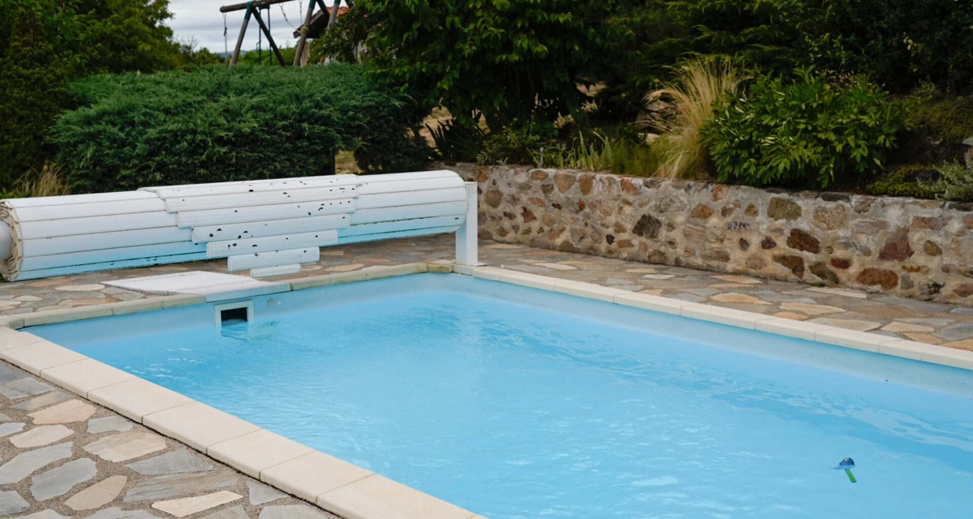 Rennes devient la première à limiter la taille des piscines privées
