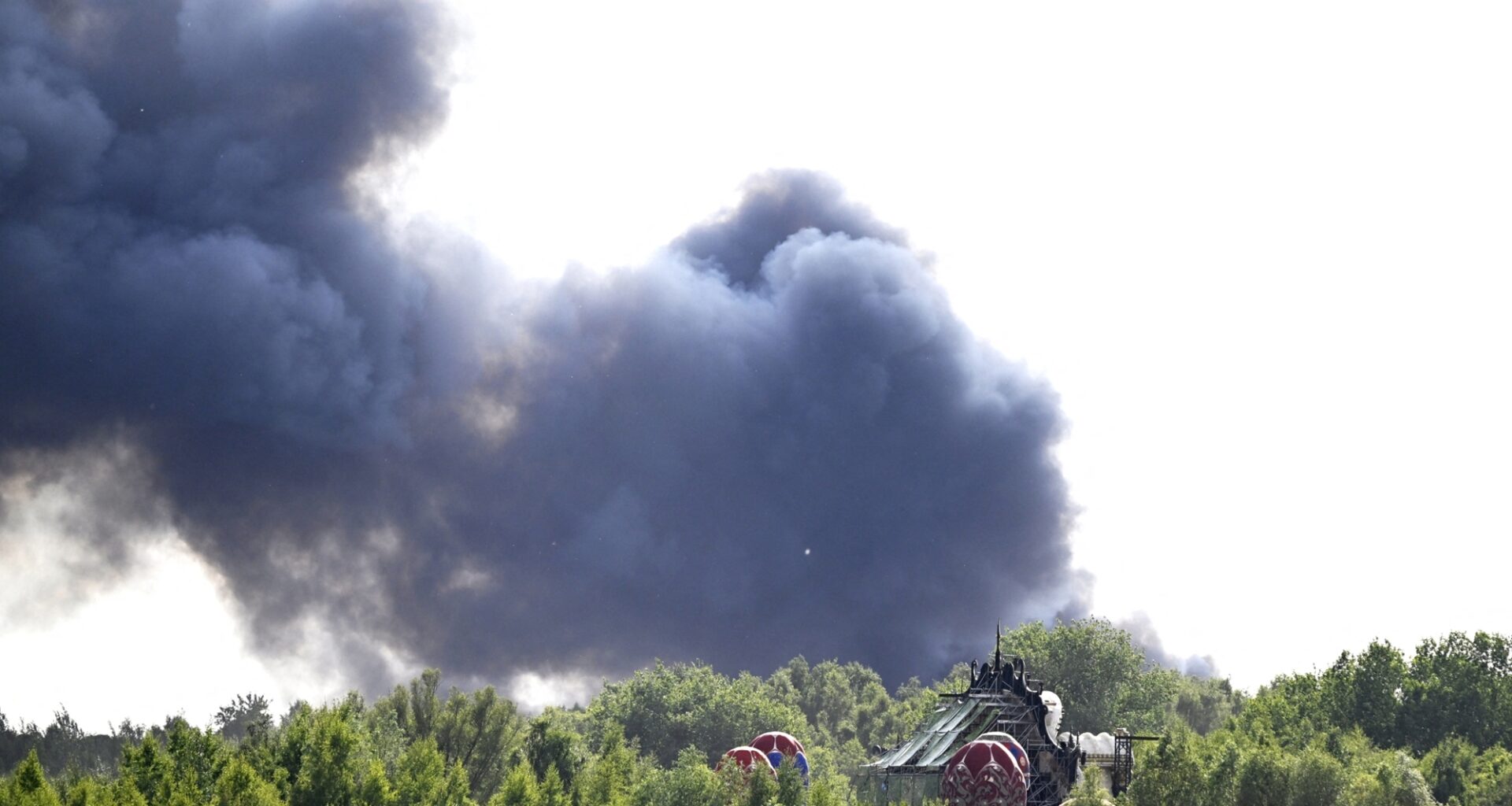 les images impressionnantes de l'incendie de la scène principale, à deux jours de l'ouverture