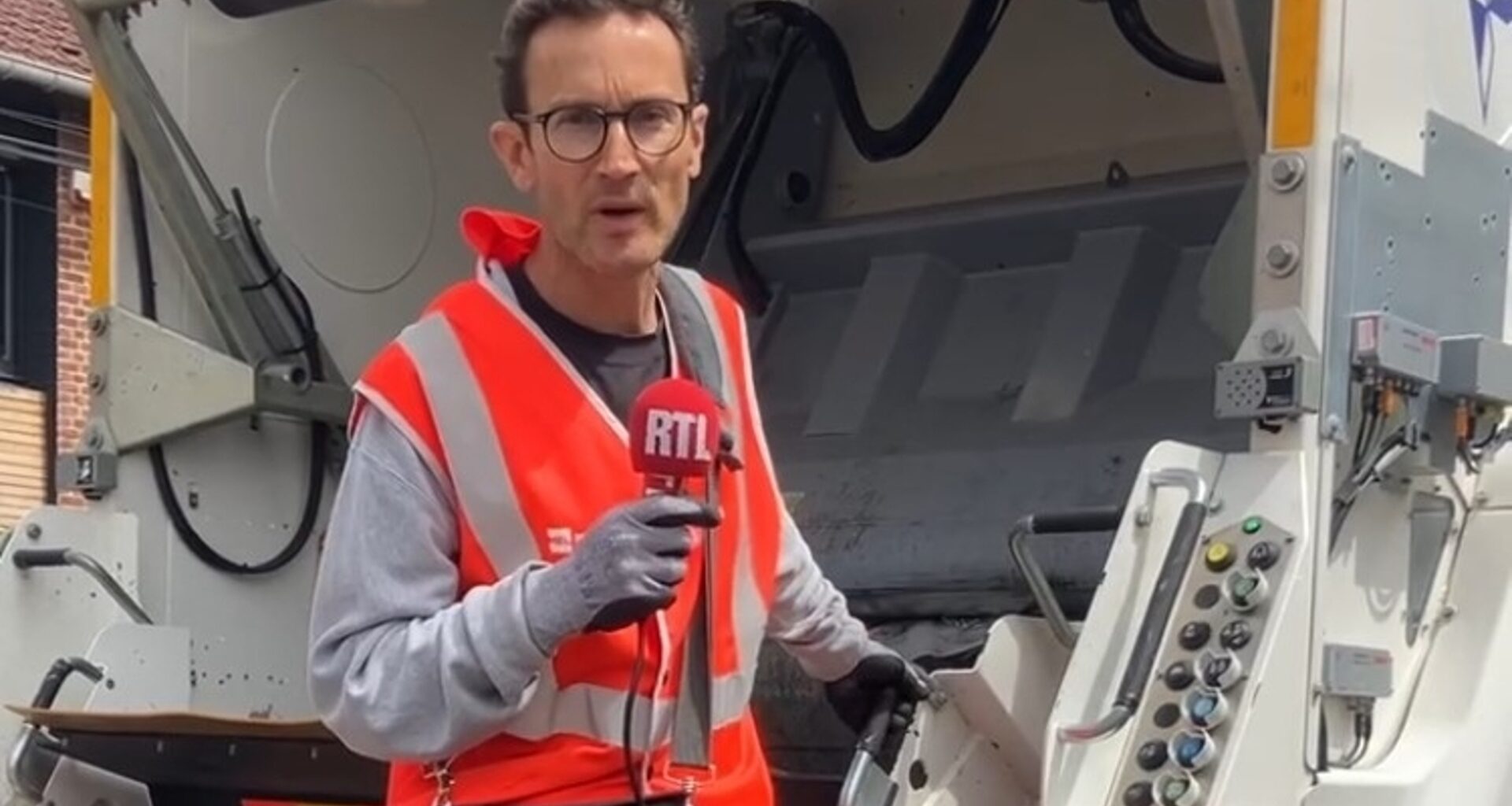 immersion avec une équipe d'éboueurs-rippeurs pour une tournée de ramassage des poubelles