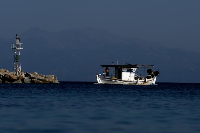 Un petit bateau de pêche quitte le port d’Agii Apostoli, sur l’île d’Eubée, en Grèce, le 2 août 2012.