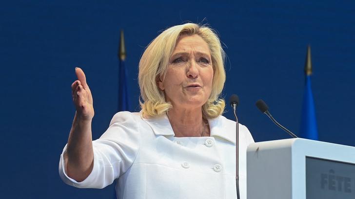 Dans une interview au « Parisien », publiée ce mercredi 16 juillet, Marine Le Pen se dit décidée, en cas de dissolution, à concourir aux législatives. Malgré sa peine d’inéligibilité.