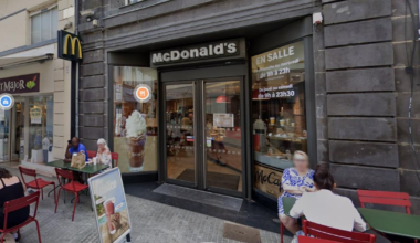 un engin incendiaire entouré d’un drapeau israélien déposé devant un McDonald’s