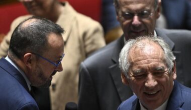 la motion de censure socialiste échoue à renverser François Bayrou
