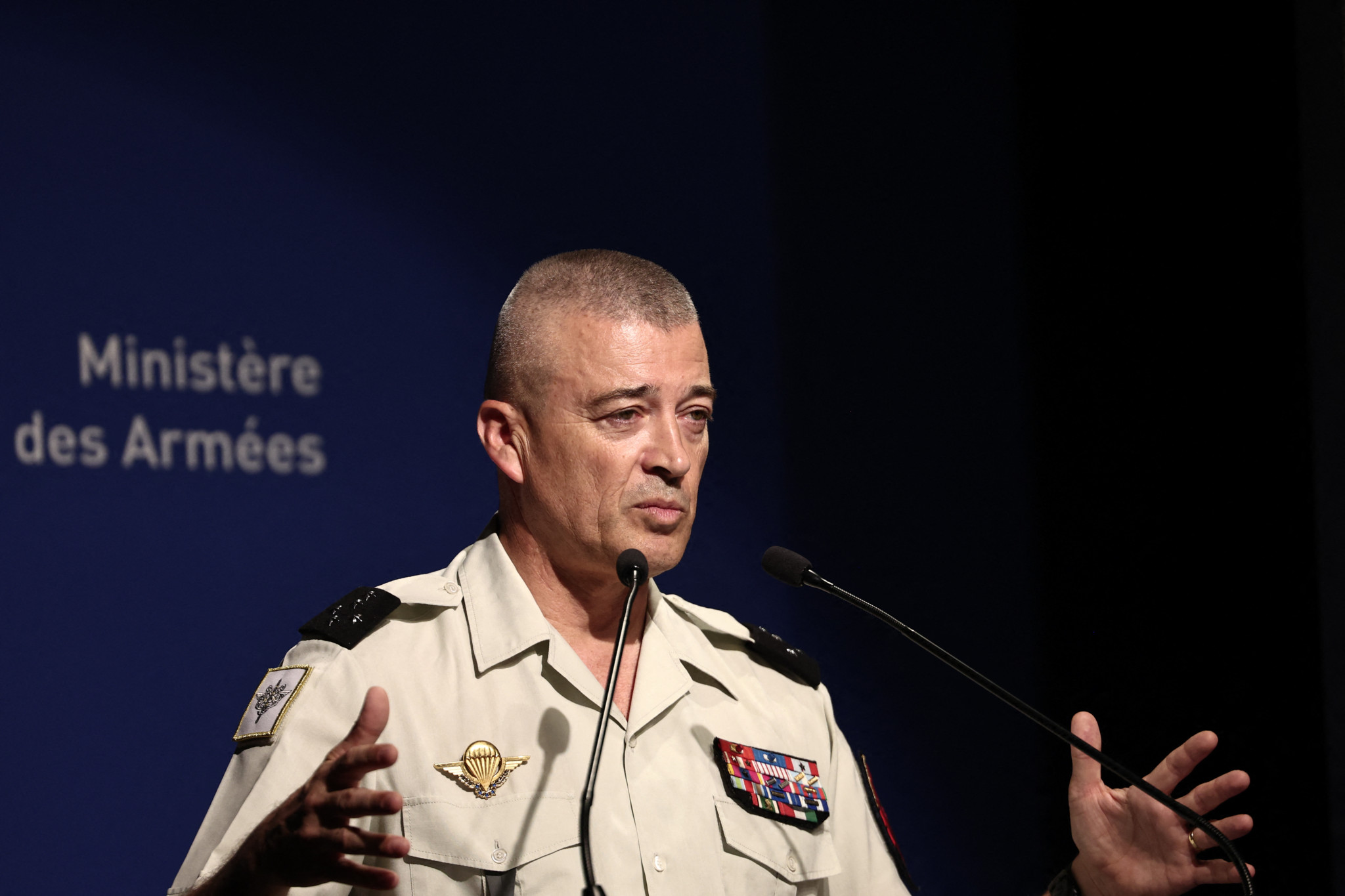 Le général Thierry Burkhard, chef d’état-major des armées de France, s’exprime lors d’une conférence de presse à Paris, devant un panneau du ministère des Armées, le 11 juillet 2025.