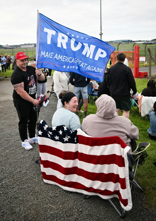 Des partisans de Donald Trump à l'aéroport de Prestwick, en Ecosse, le 25 juillet 2025 ( AFP / ANDY BUCHANAN )